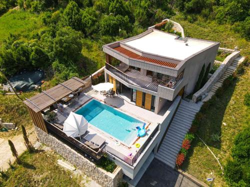 vista aerea di una casa con piscina di Palazzo Vimbula - Five Star Luxury Villa a Mokošica