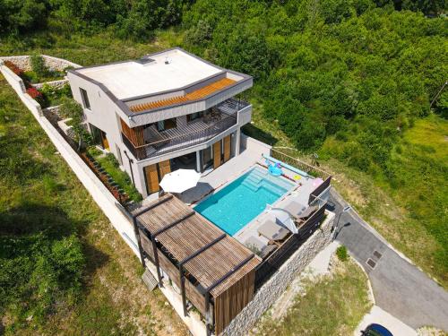 vista aerea di una casa con piscina di Palazzo Vimbula - Five Star Luxury Villa a Mokošica