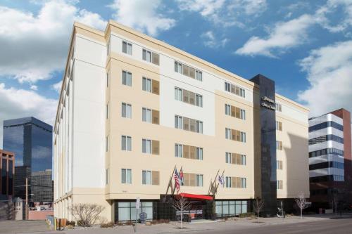 Un edificio con due bandiere americane davanti. di Hampton Inn & Suites Denver-Downtown a Denver