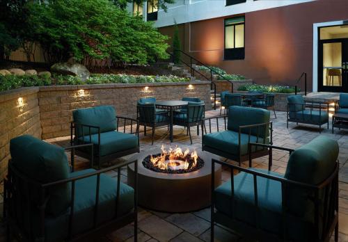 un patio con sedie, tavoli e braciere di Hilton Garden Inn Atlanta-Buckhead ad Atlanta