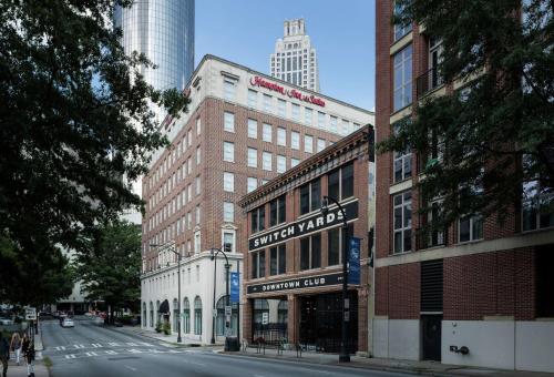 un bâtiment avec un panneau indiquant un hôtel dans une rue dans l'établissement Hampton Inn & Suites Atlanta-Downtown, à Atlanta