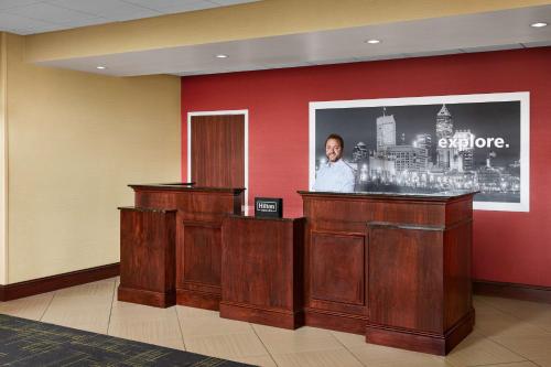 Hampton Inn Indianapolis Northwest - Park 100 في انديانابوليس: رجل يقف خلف منصة في غرفة