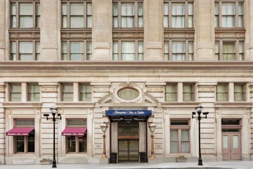 un grande edificio beige con un cartello sopra di Hampton Inn & Suites Baltimore Inner Harbor a Baltimora