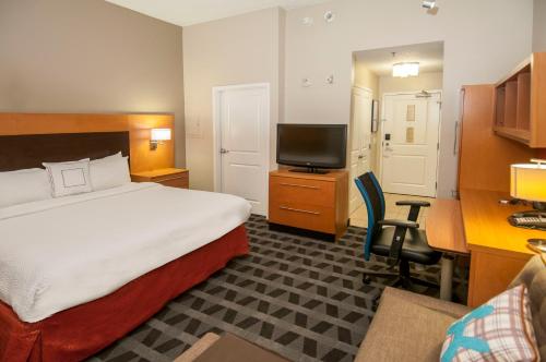 una camera con letto e TV a schermo piatto di TownePlace Suites by Marriott Baton Rouge Gonzales a Gonzales