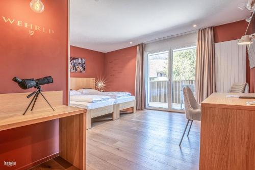 um quarto de hotel com uma câmara numa secretária e uma cama em Landhotel Hirschen Swiss Quality em Aarau