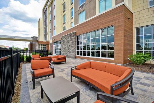 A seating area at Hilton Garden Inn Lansing West