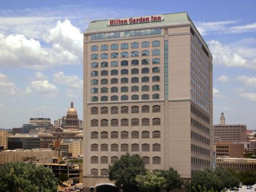 un bâtiment avec une auberge de jardin hilton au-dessus dans l'établissement Hilton Garden Inn Austin Downtown-Convention Center, à Austin