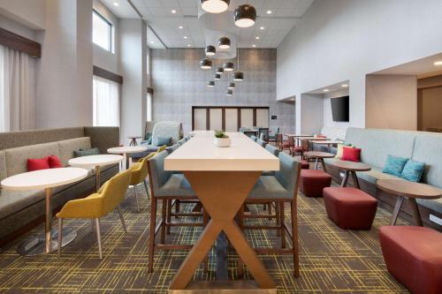 Ruang duduk di Hampton Inn & Suites Richmond Short Pump, Va