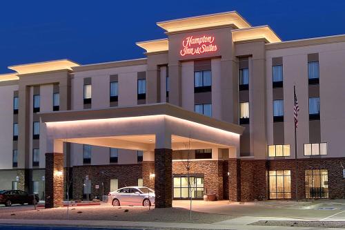 アルバカーキにあるHampton Inn & Suites Albuquerque Airportのホテルの正面に車を停めています