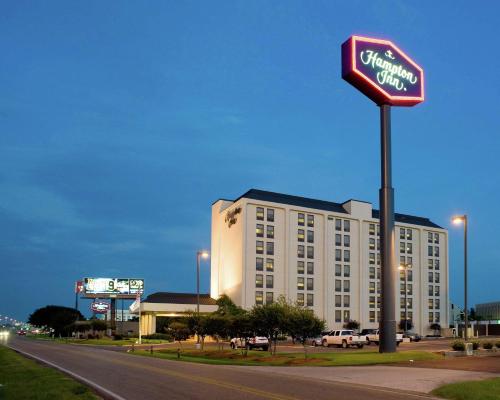 un cartello per un hotel sul lato di una strada di Hampton Inn I-10 & College Drive a Baton Rouge