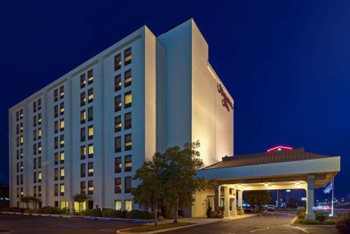 una rappresentazione di un hotel di notte di Hampton Inn I-10 & College Drive a Baton Rouge