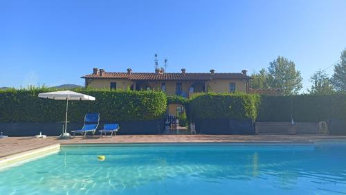 Casa con piscina, 2 sillas y sombrilla en il Chiassetto Agriturismo No Kids, en Cascina