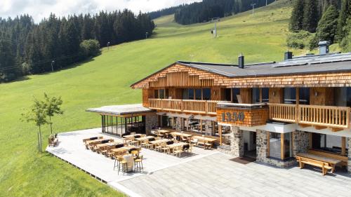 widok z powietrza na domek z bali z patio w obiekcie Die Alm 1350 w Saalbach Hinterglemm