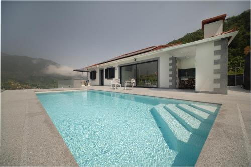 - une piscine en face d'une maison dans l'établissement Casa Avô da Pedra, By OP, à São Vicente