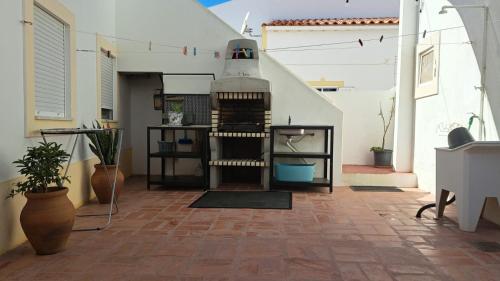 un patio con forno all'aperto in una casa di Casa da Praia - Manta Rota a Manta Rota