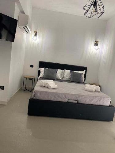 1 dormitorio con 1 cama con 2 toallas en Maison Calefati, en Bari