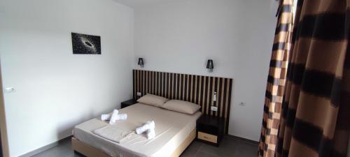 - une chambre avec un lit et 2 serviettes dans l'établissement Aleks Holiday Rooms, à Ksamil