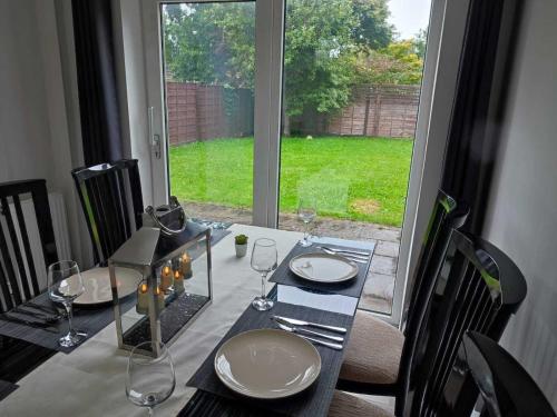 Taman di luar Serendipity - 4 bedrooms - Big Garden - Near Manchester Airport, Whythenshawe Hospital and Roundthorn Business Park