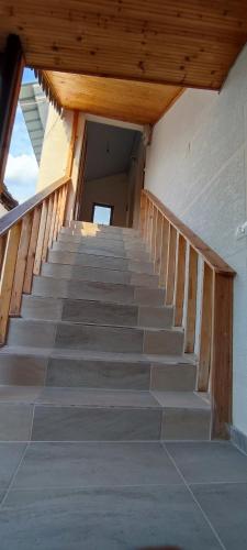 - un escalier dans un bâtiment doté d'un plafond en bois dans l'établissement Aleks Holiday Rooms, à Ksamil