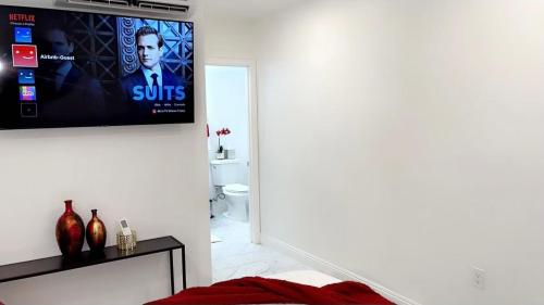 En TV eller et underholdningssystem på Cozy Studio…5 min away from LAS Airport. “