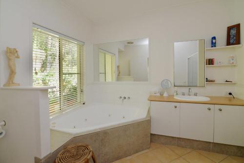 Howie's Place Noosa tesisinde bir banyo