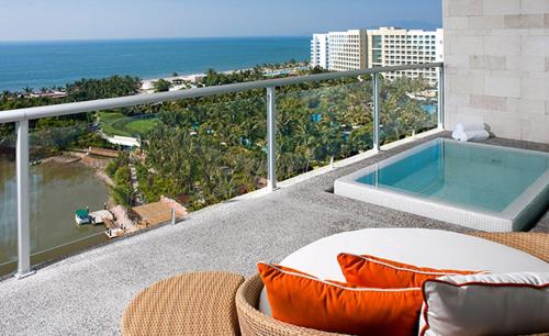 balcone con vasca idromassaggio e vista sull'oceano di Grand Bliss Nuevo Vallarta a Nuevo Vallarta