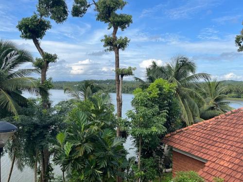 aus einem Haus mit Flussblick in der Unterkunft The Raviz Kadavu, Kozhikode in Kozhikode