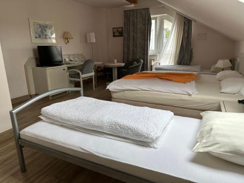 um quarto de hotel com duas camas e uma secretária em Hotel Garni Classico em Aschaffenburg