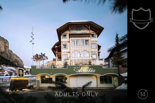 un bâtiment avec un panneau indiquant uniquement les adjoints dans l'établissement Hotel Acadia - Adults Mountain Home, à Selva di Val Gardena