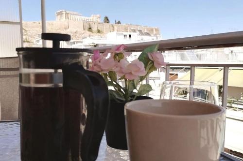 Un balcón o terraza en Acropolis Area Flat with Parthenon Views