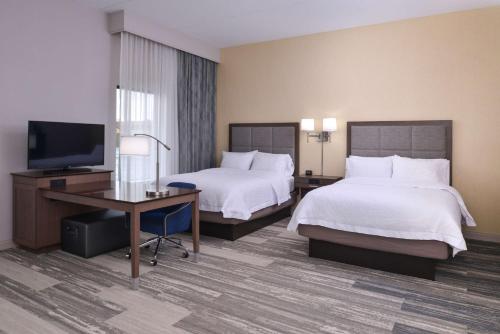 Lova arba lovos apgyvendinimo įstaigoje Hampton Inn & Suites Cincinnati-Mason, Ohio