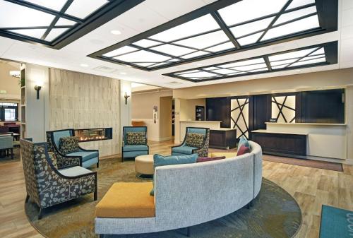 Un lugar para sentarse en Homewood Suites by Hilton Denver International Airport