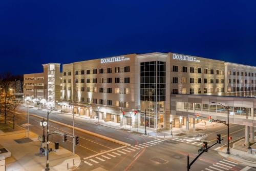 - un grand bâtiment la nuit avec une rue en face dans l'établissement DoubleTree by Hilton Evansville, à Evansville