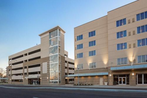 d'un bâtiment situé dans une rue dans l'établissement DoubleTree by Hilton Evansville, à Evansville