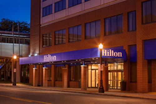 ein Gebäude mit einem Schild, das Filter liest in der Unterkunft Hilton Fort Wayne at the Grand Wayne Convention Center in Fort Wayne