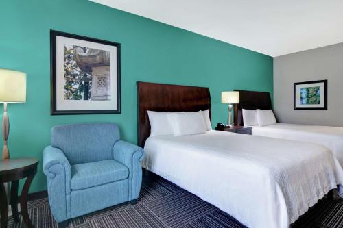 เตียงในห้องที่ Hilton Garden Inn and Fayetteville Convention Center