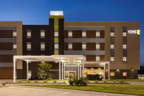 um edifício de escritórios com um hospital em Home2 Suites by Hilton Houston Stafford - Sugar Land em Stafford