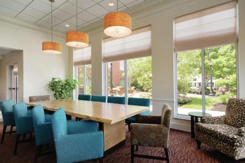 Uma área de estar em Hilton Garden Inn Harrisburg East