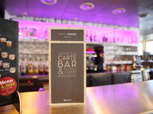 Khu vực lounge/bar tại IBIS Cannes Mouans Sartoux Piscine parking gratuit