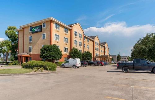 un edificio con auto parcheggiate in un parcheggio di Extended Stay America Suites - New Orleans - Metairie a Metairie