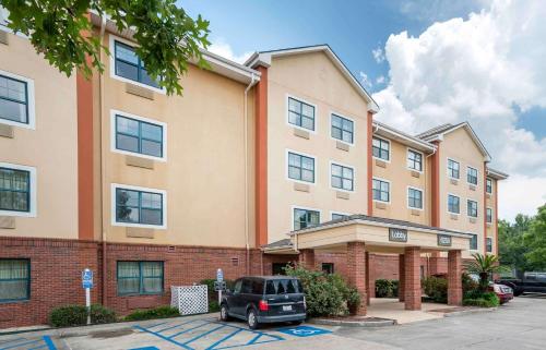 un'auto parcheggiata di fronte a un edificio di Extended Stay America Select Suites - Baton Rouge - Citiplace a Baton Rouge