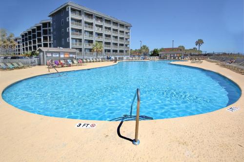 una gran piscina en medio de una playa en Renaissance 908, en Myrtle Beach