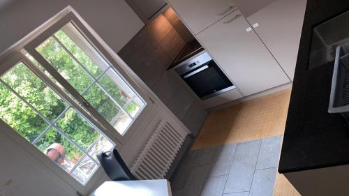 Een keuken of kitchenette bij Zimmer mit geteiltem Bad & Küche