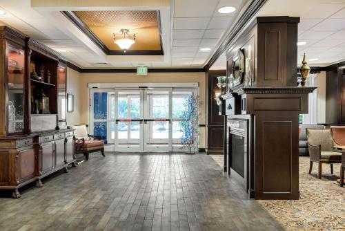 Habitación grande con cocina y sala de estar. en Hampton Inn Murrells Inlet/Myrtle Beach Area, en Myrtle Beach