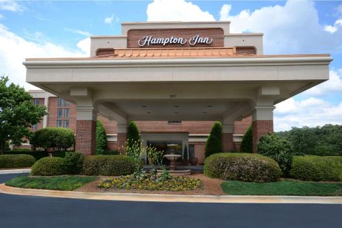 un edificio con un cartello sopra di Hampton Inn Raleigh Capital Blvd North a Raleigh