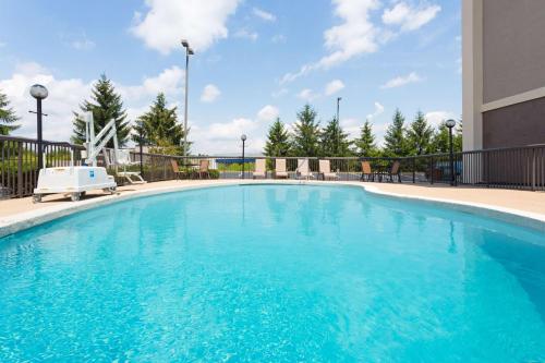 Piscina a Hampton Inn Somerset o a prop