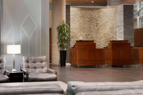 Un lugar para sentarse en Embassy Suites by Hilton - Montreal