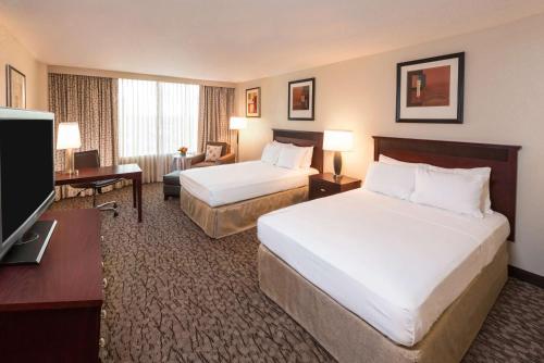 Cama ou camas em um quarto em DoubleTree by Hilton Lafayette