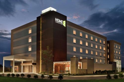 ハリスバーグにあるHome2 Suites By Hilton Harrisburgのヒルトンの看板が貼られたホテルの建物