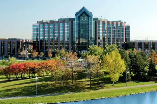 um grande edifício com uma torre de relógio em uma cidade em Hilton Suites Toronto-Markham Conference Centre & Spa em Markham